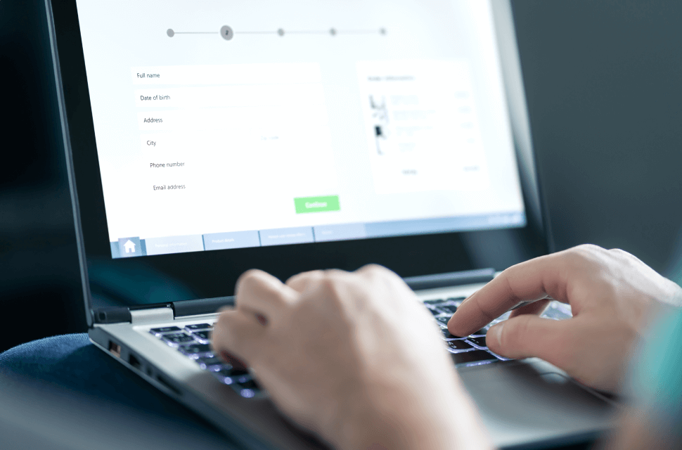 Cómo facturar electrónicamente. El acceso a esta información tiene una imagen de una persona usando una computadora portátil. 