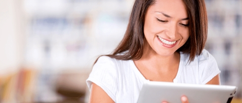 mujer revisando tablet
